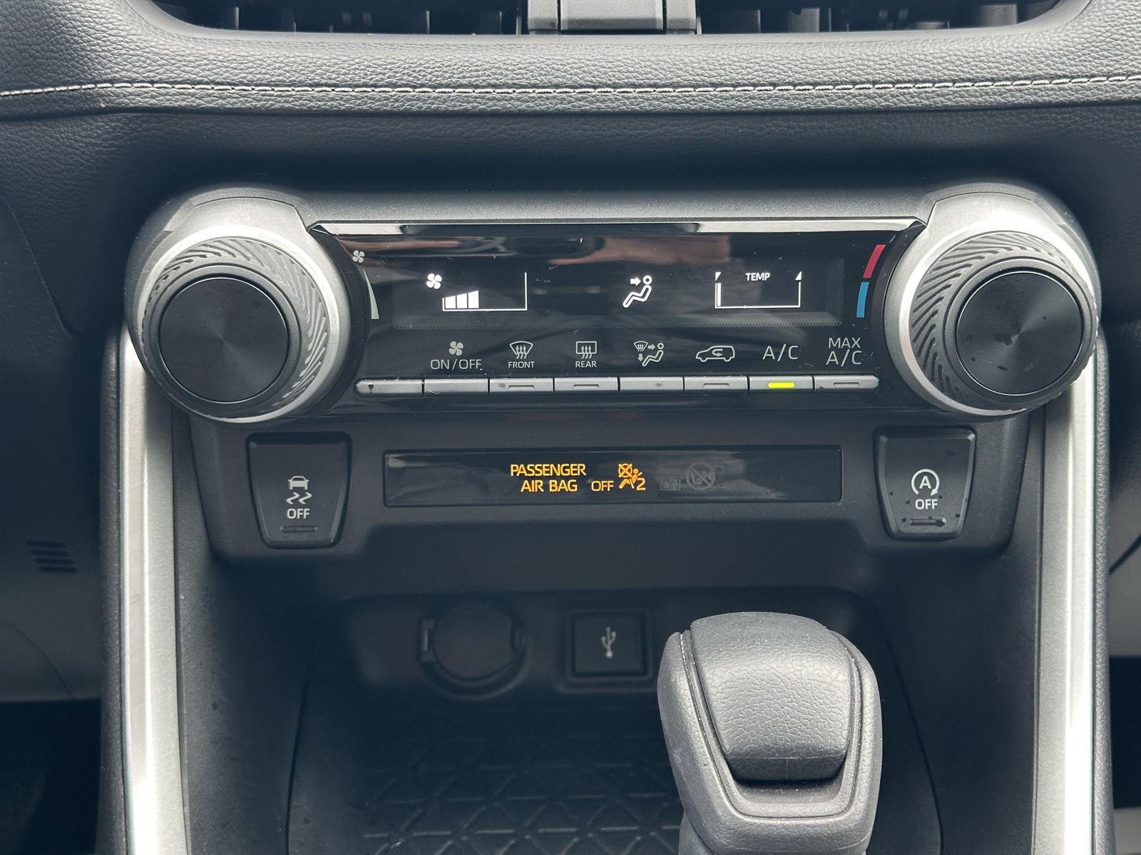 2022 Toyota RAV4 LE photo 22