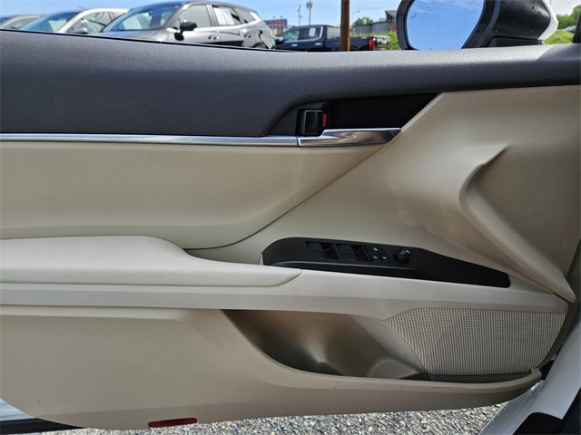 2023 Toyota Camry Hybrid LE photo 28