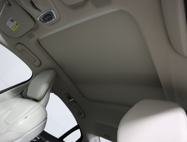 2022 Volvo S60 Recharge T8 R-Design Expression photo 4