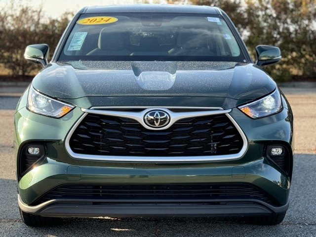 2024 Toyota Highlander LE photo 3
