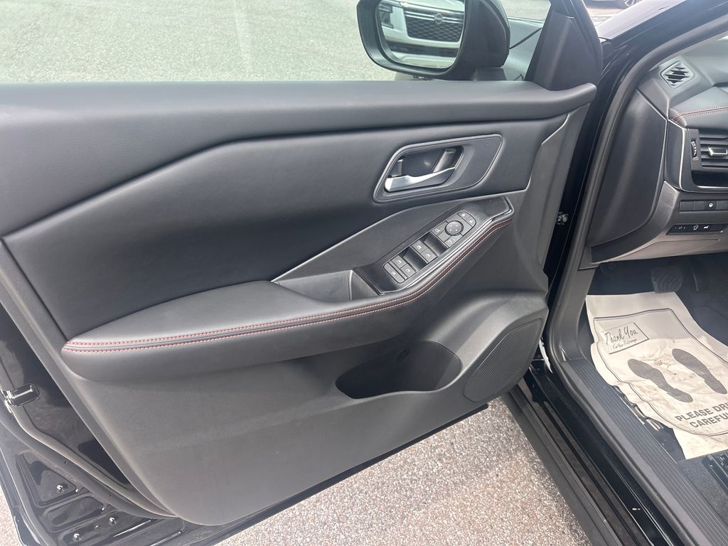 2026 Nissan Rogue SV photo 14