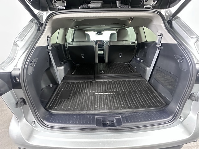 2021 Toyota Highlander XLE photo 12