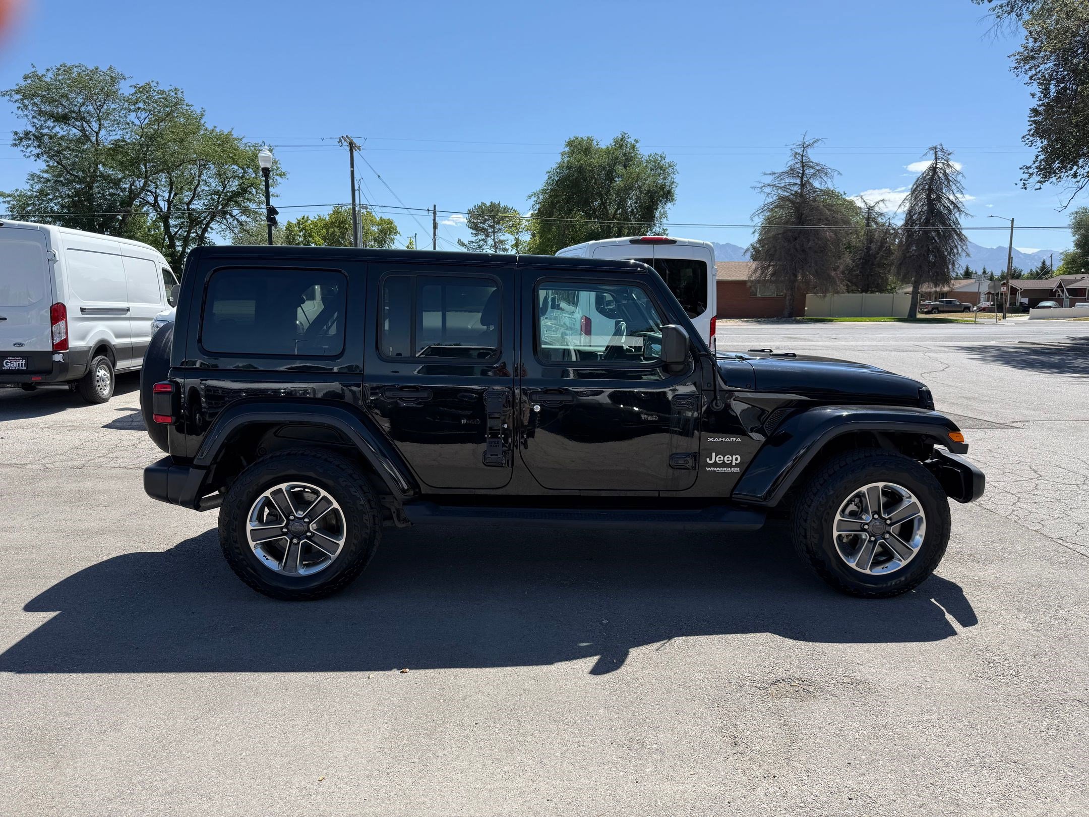 2019 Jeep Wrangler Unlimited Sahara photo 2