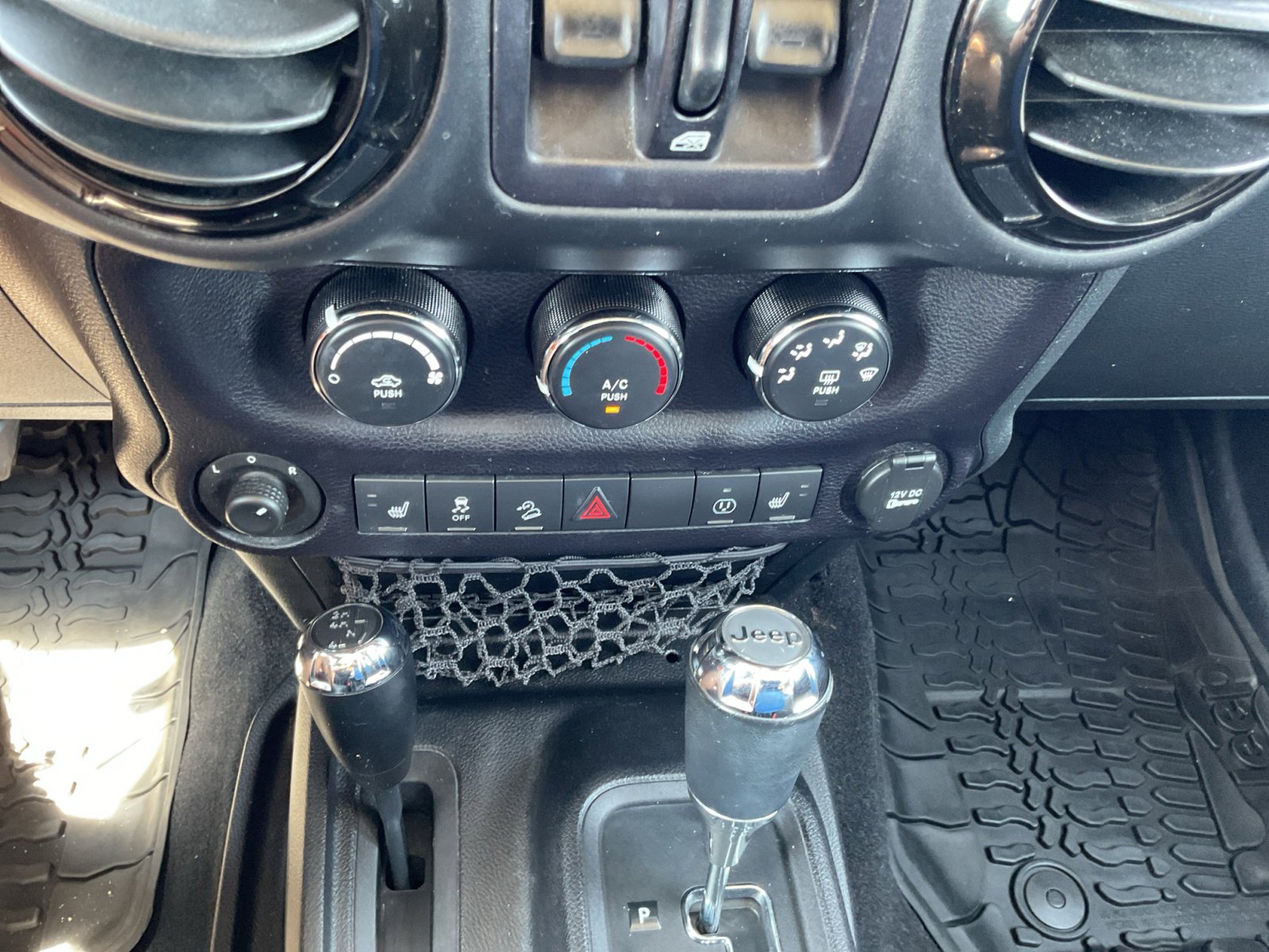 2016 Jeep Wrangler Unlimited Sahara photo 22