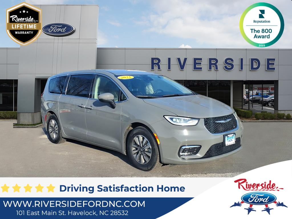 2023 Chrysler Pacifica Hybrid Touring L's photo