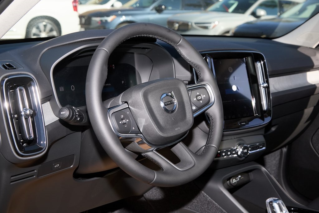 2026 VOLVO XC40 - Image 12
