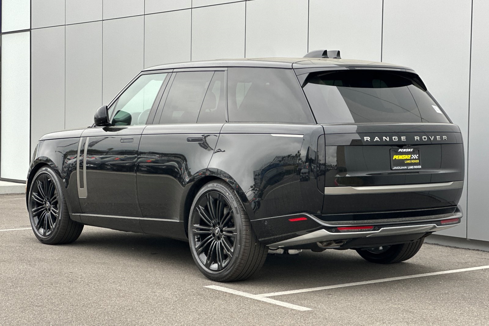 2025 Land Rover Range Rover SE photo 3