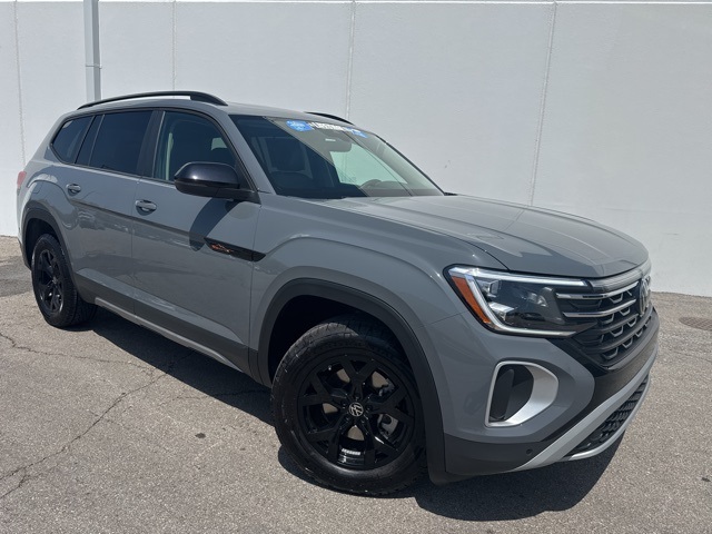 2025 Volkswagen Atlas Peak Edition SE photo 2