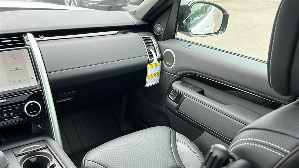 2025 Land Rover Discovery S photo 23