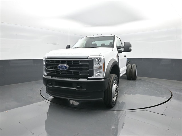 2025 Ford F-600 photo 2