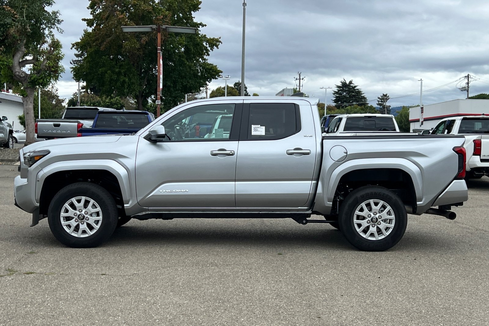 2025 Toyota Tacoma SR5 4x4 Double Cab photo 6
