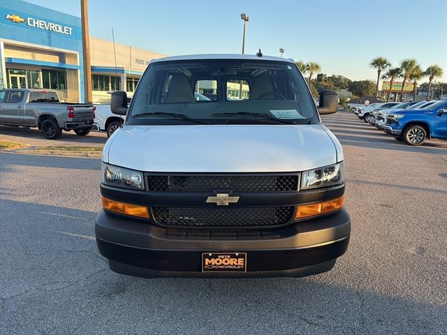 2025 Chevrolet Express Cargo 3500 photo 2