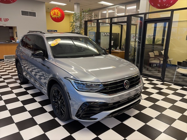 2022 Volkswagen Tiguan SE R-LINE BLACK's photo