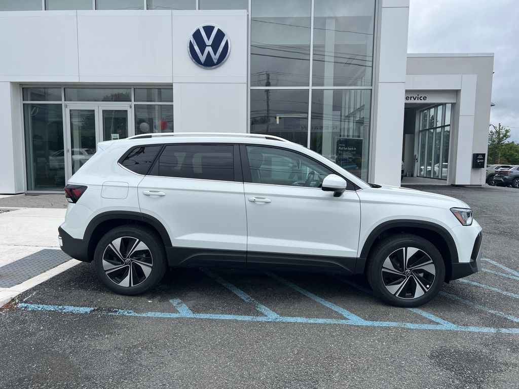 2025 Volkswagen Taos SE photo 2