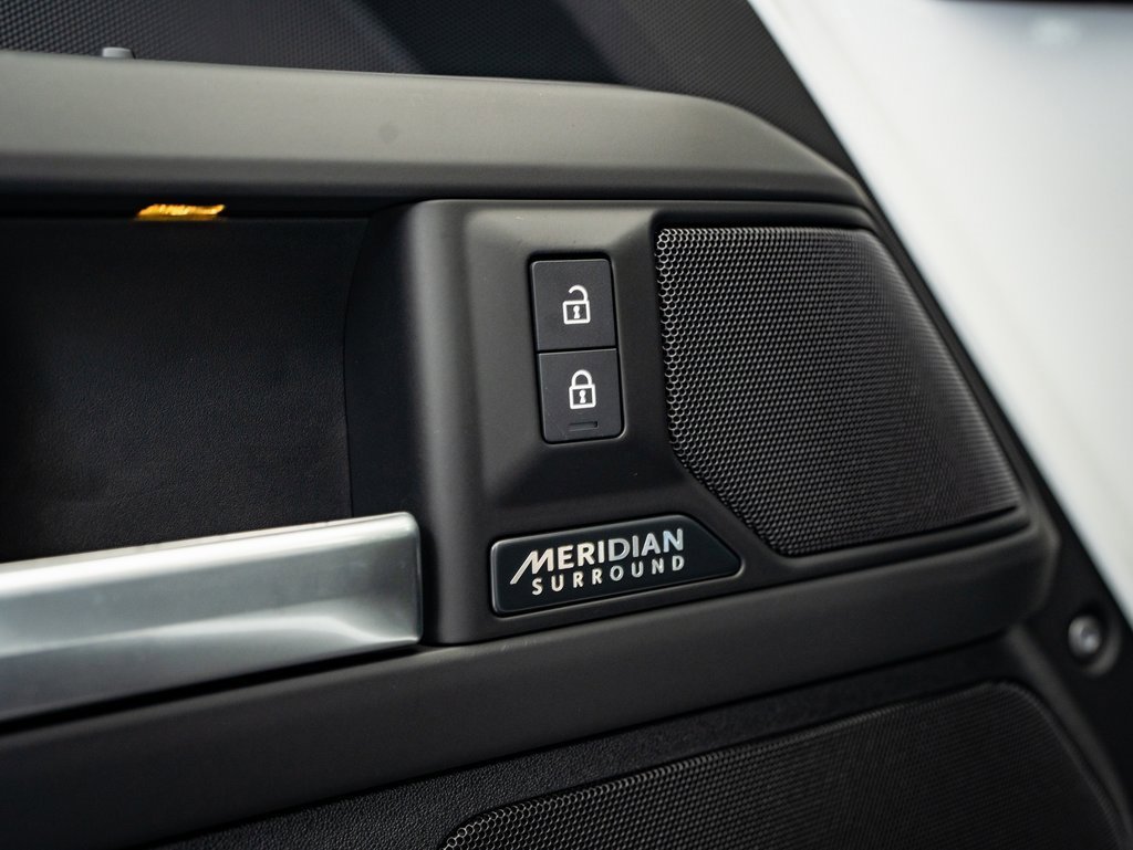 2025 Land Rover Defender 110 X-Dynamic SE photo 18