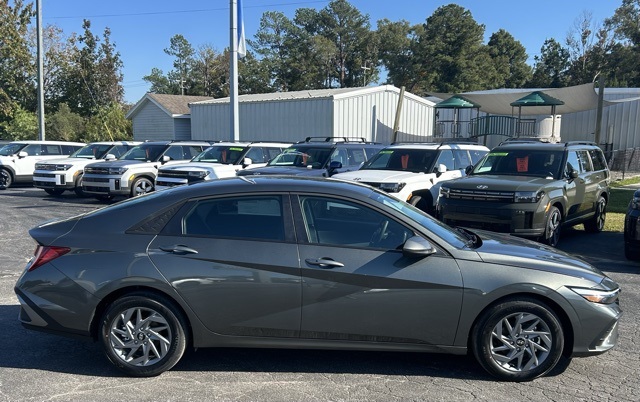 2026 Hyundai Elantra Hybrid Blue photo 2