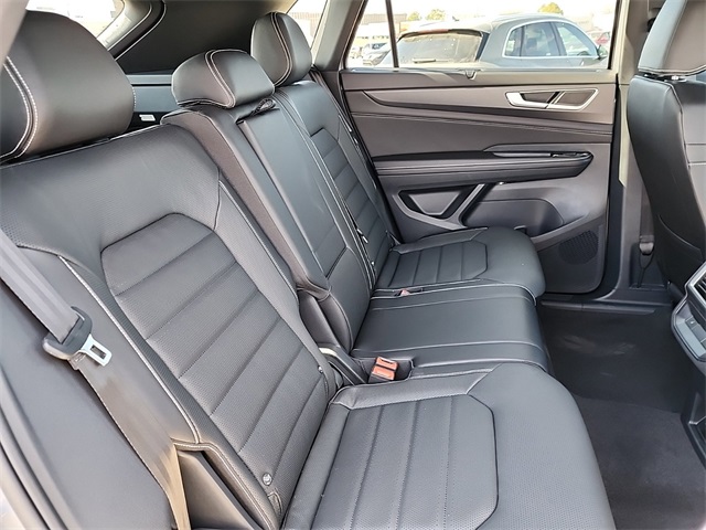 2025 Volkswagen Atlas Cross Sport SEL R-Line photo 17