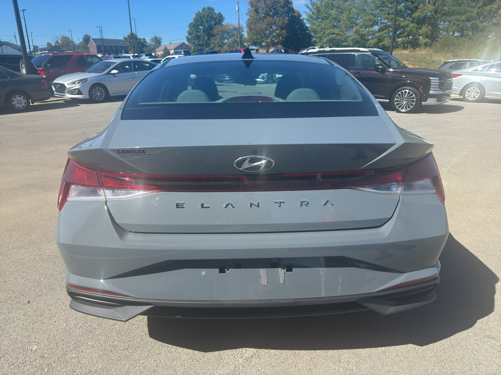 2021 Hyundai Elantra SEL photo 4