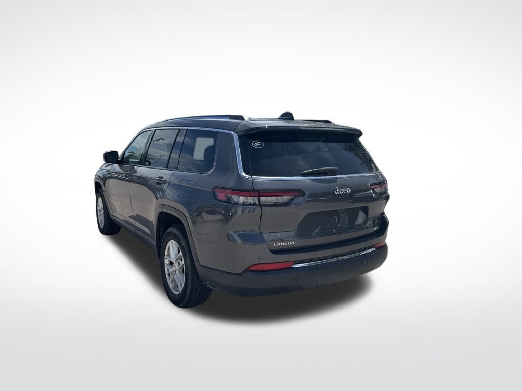 2023 Jeep Grand Cherokee Laredo photo 3
