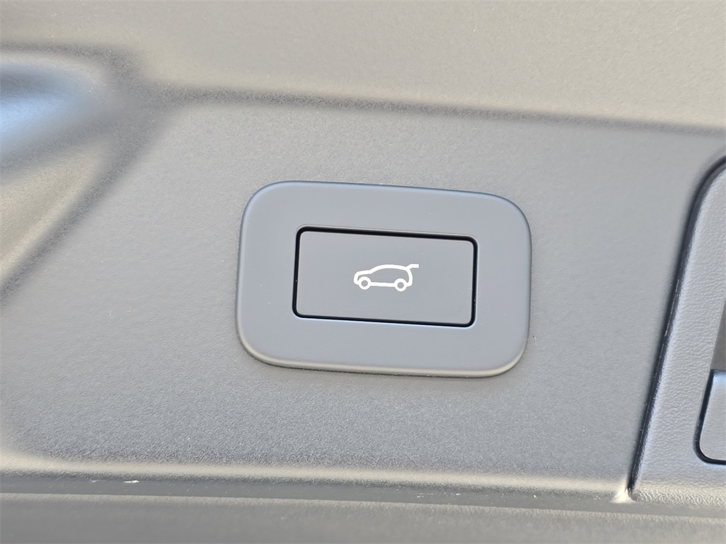 2026 Land Rover Range Rover Velar P250 S photo 9