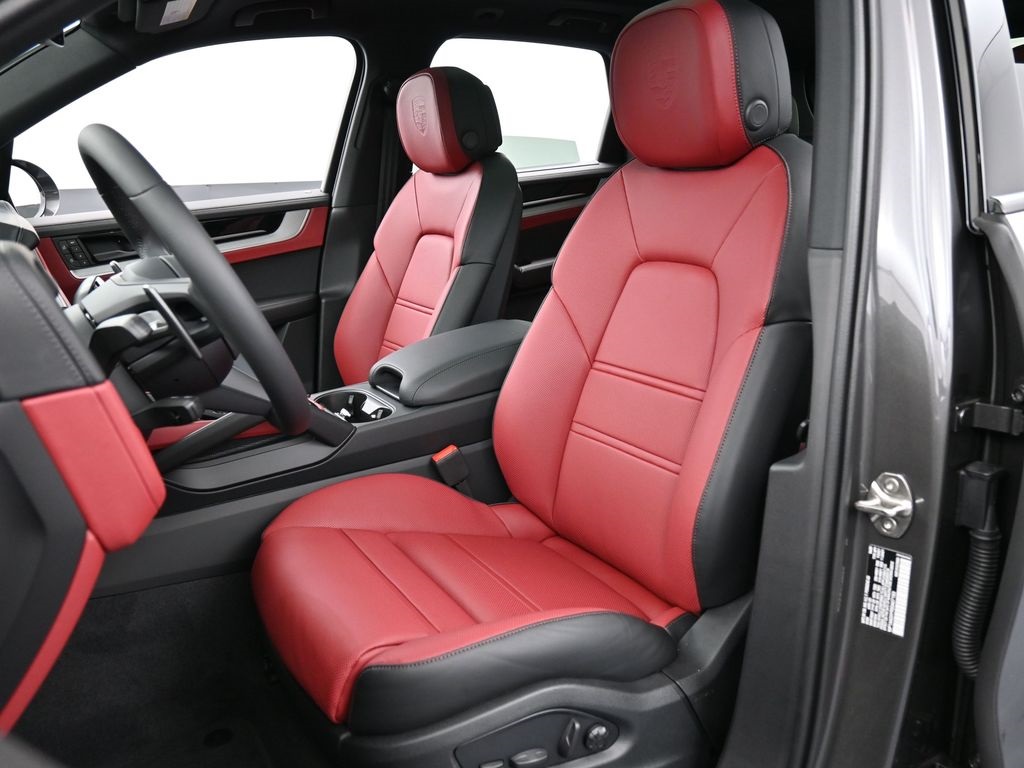 2025 Porsche Cayenne photo 4