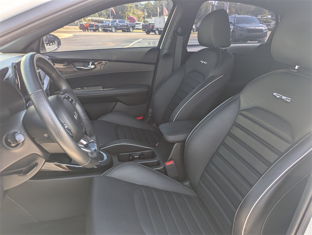 2023 Kia Forte GT-Line photo 17