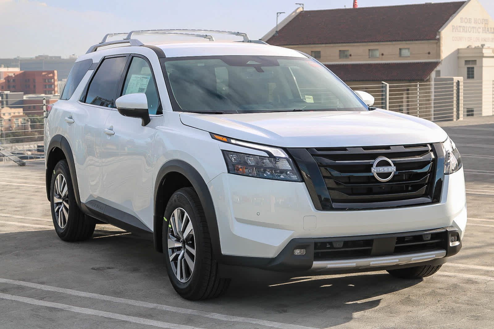 2025 Nissan Pathfinder SL photo 3