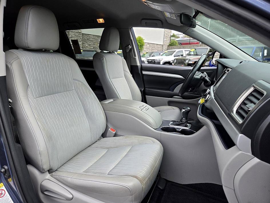 2019 Toyota Highlander LE Plus photo 15