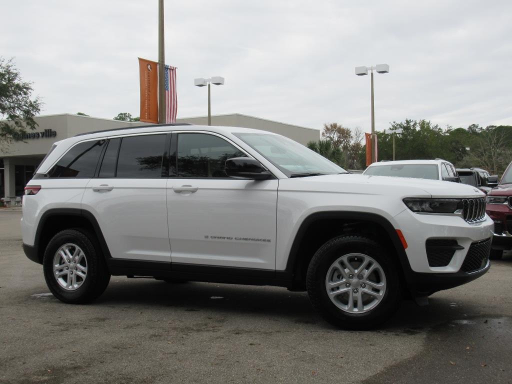 2025 Jeep Grand Cherokee Laredo photo 2