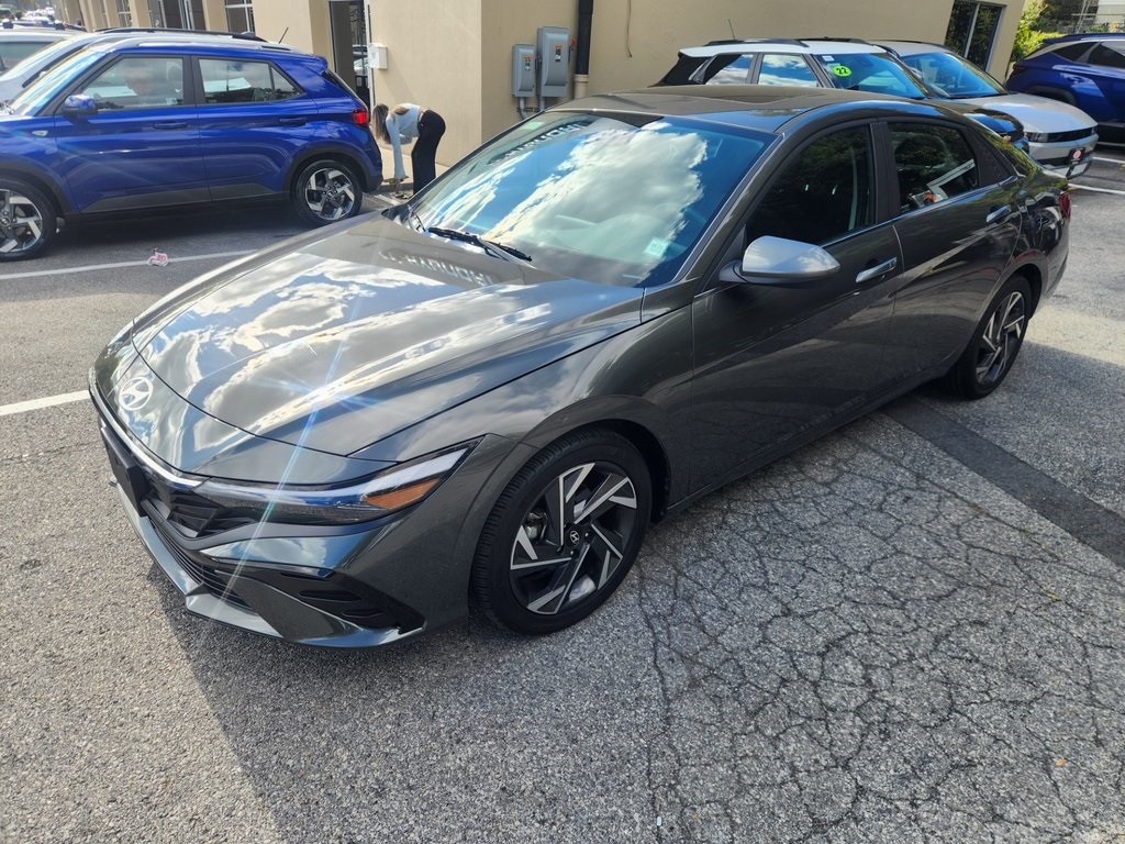 2024 Hyundai Elantra SEL Convenience photo 2