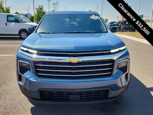 2025 Chevrolet Traverse photo 2