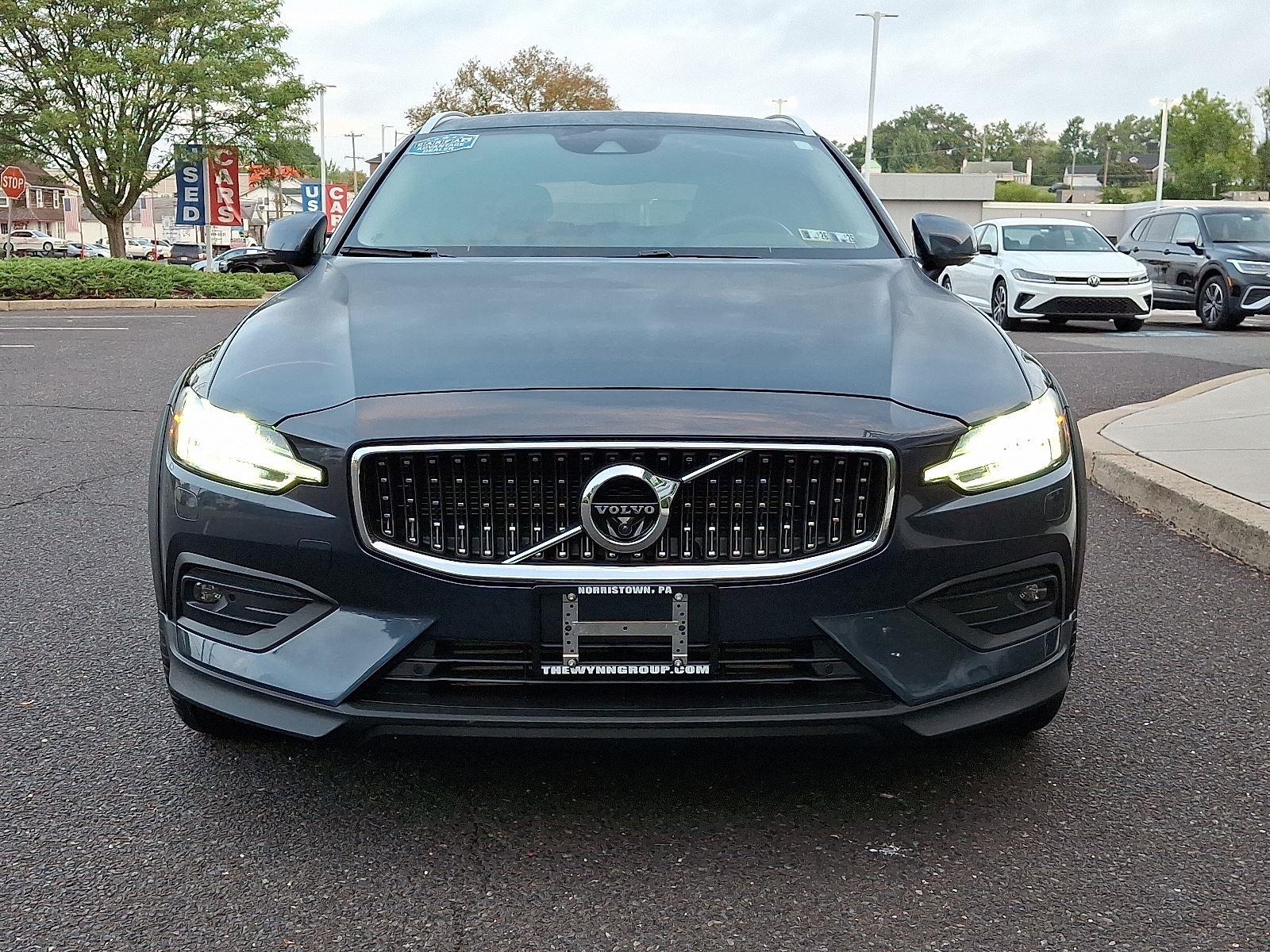 2022 Volvo V60 Cross Country photo 2