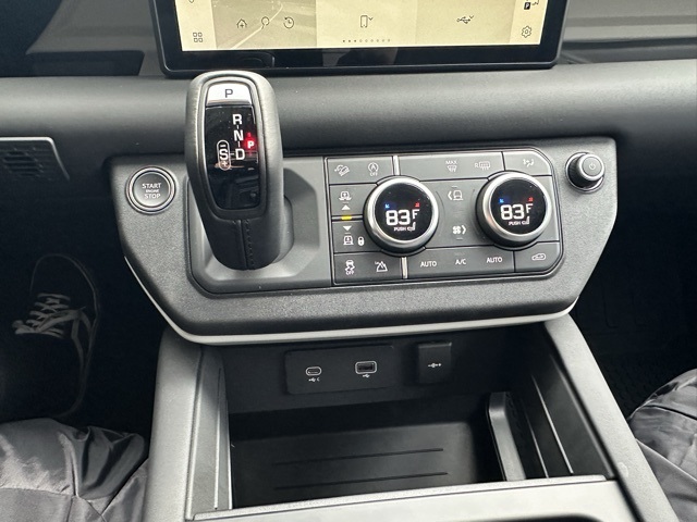 2024 Land Rover Defender 110 S photo 7