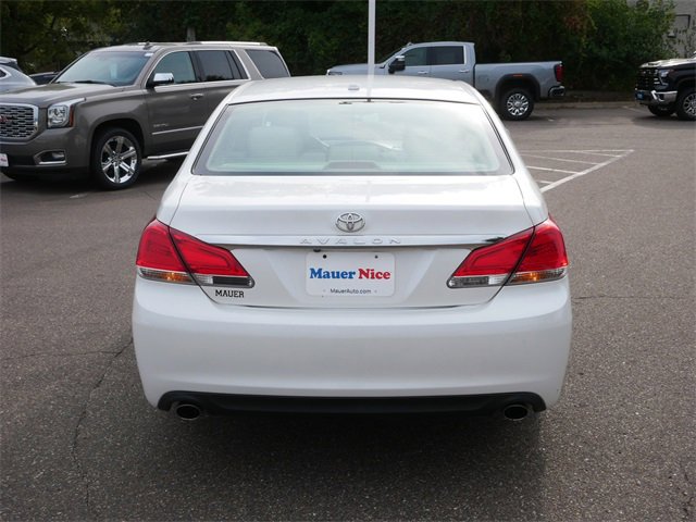 2011 Toyota Avalon photo 2