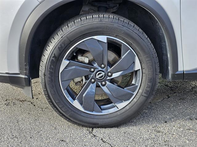 2024 Nissan Rogue SV photo 2