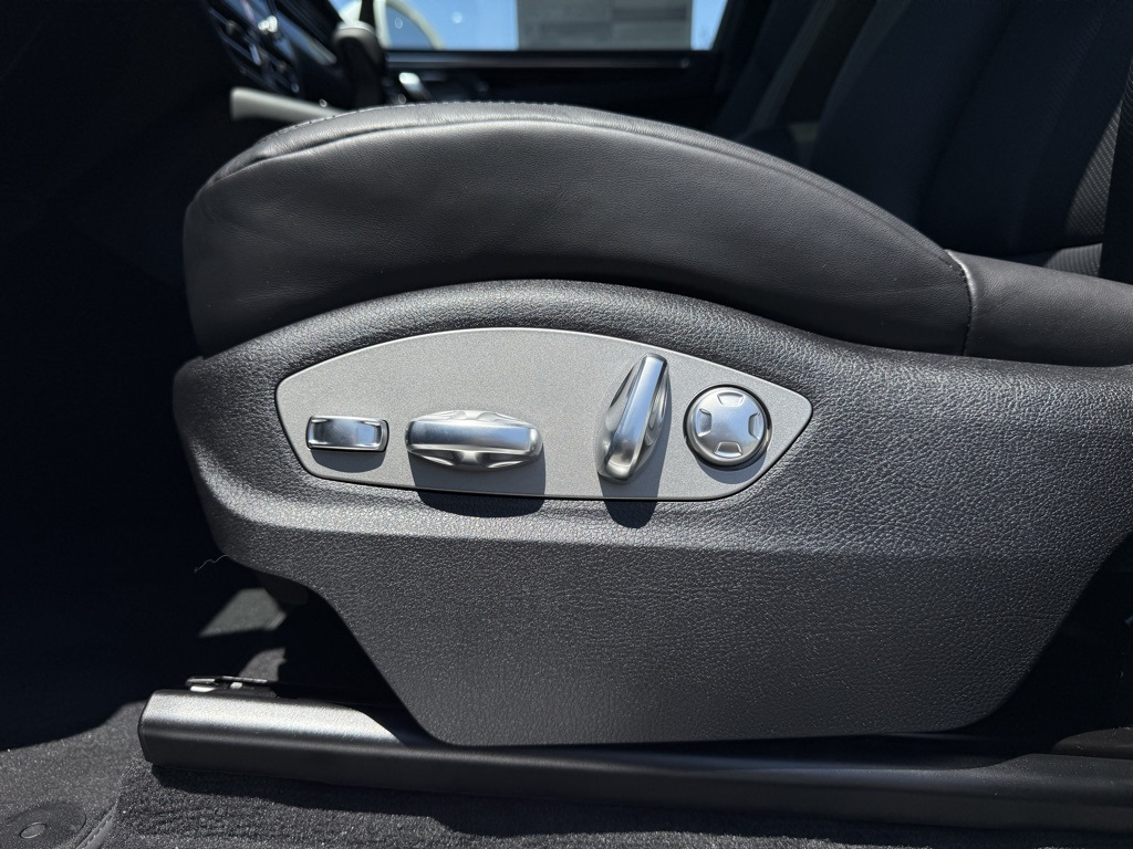 2025 Porsche Macan S photo 24