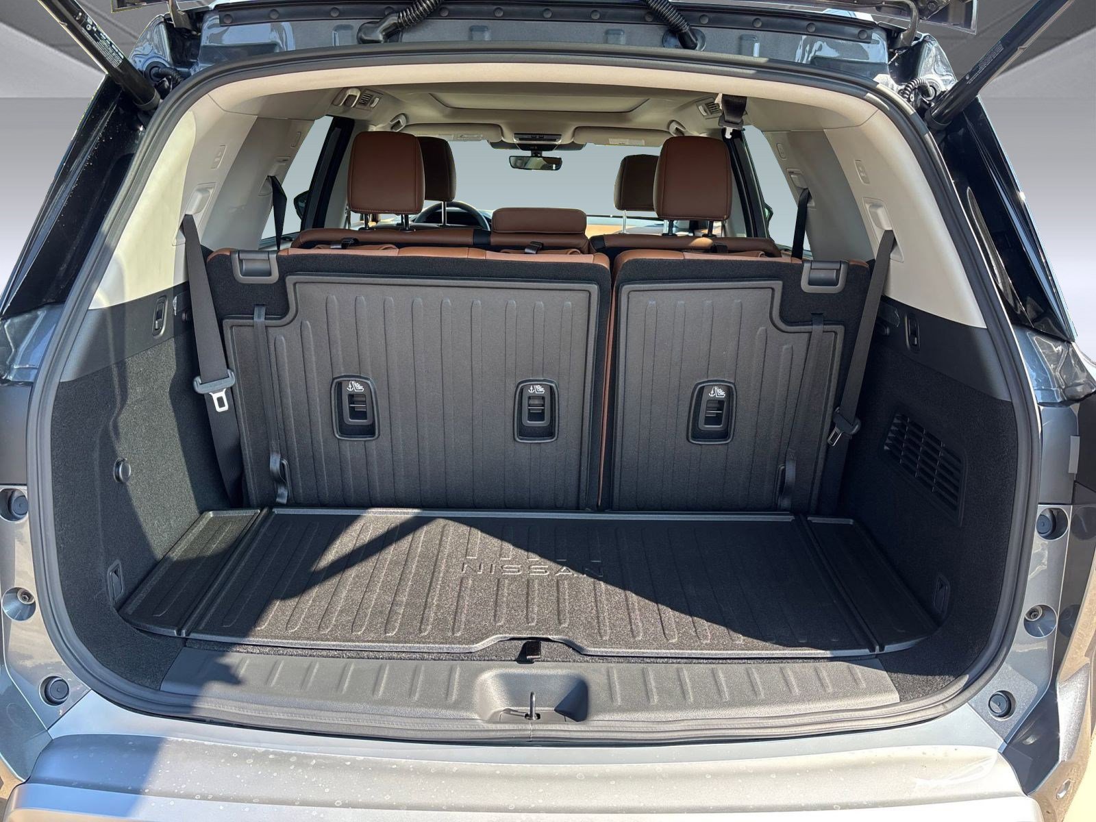 2025 Nissan Pathfinder Platinum photo 17