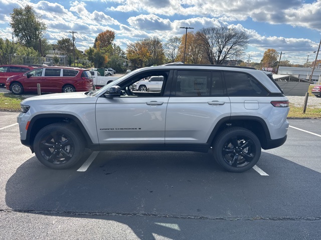 2025 Jeep Grand Cherokee Altitude photo 4