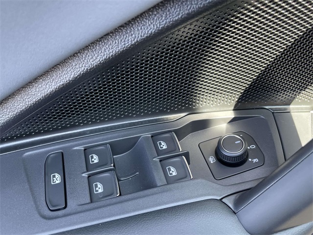 2025 Volkswagen Tiguan SE photo 20