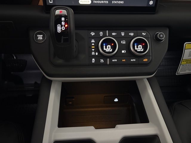 2025 Land Rover Defender 130 X-Dynamic SE photo 15