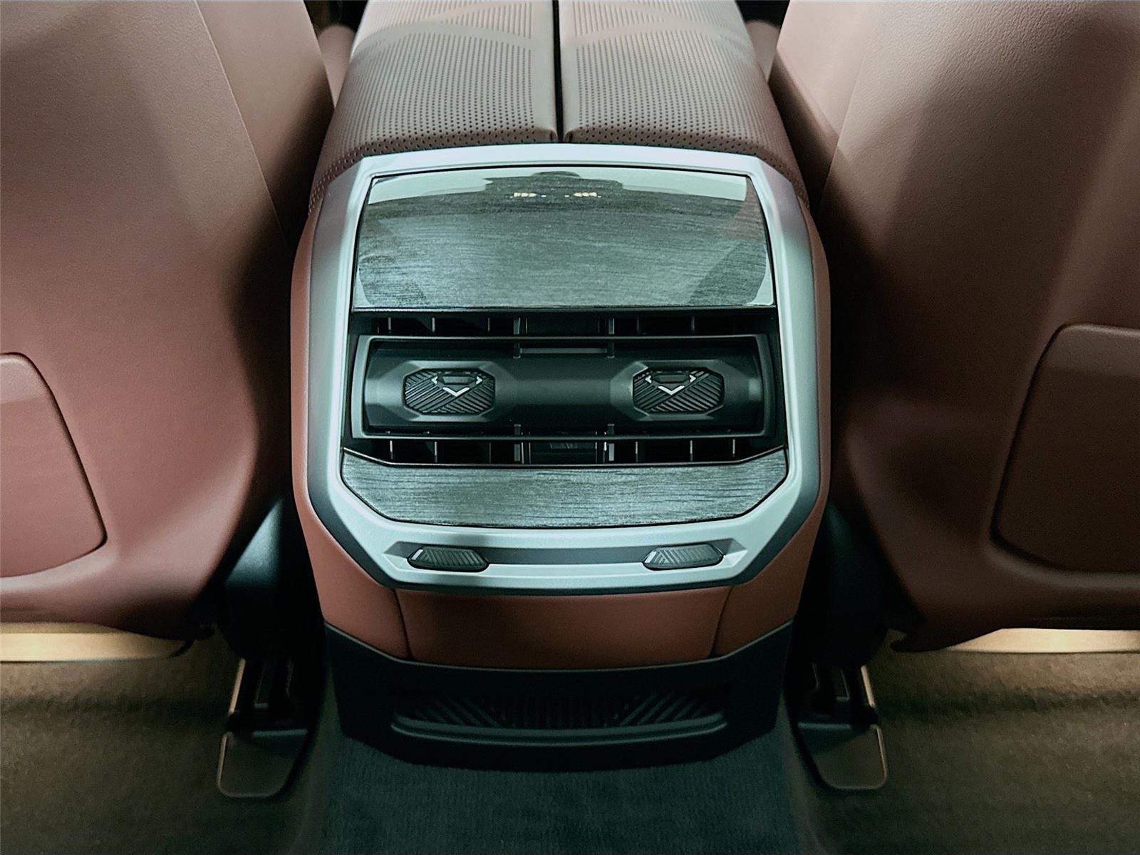 2026 Bmw 750e photo 25