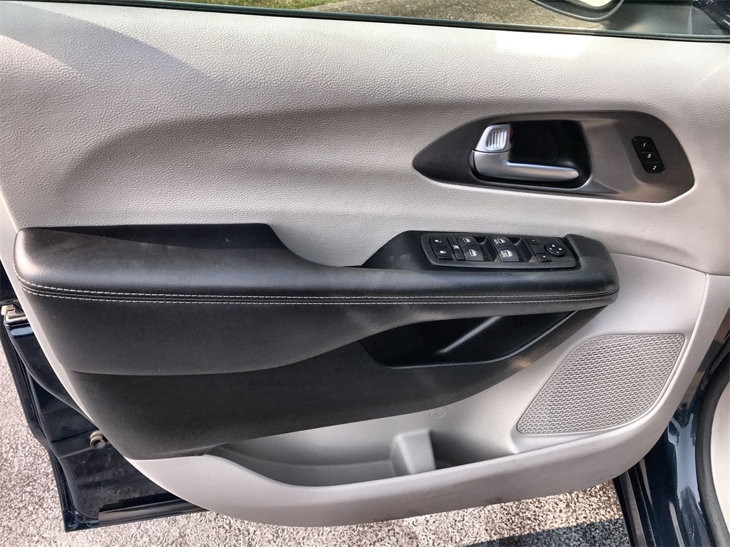 2023 Chrysler Pacifica Touring L photo 12