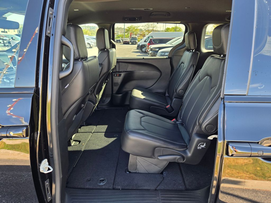 2026 Chrysler Pacifica photo 24