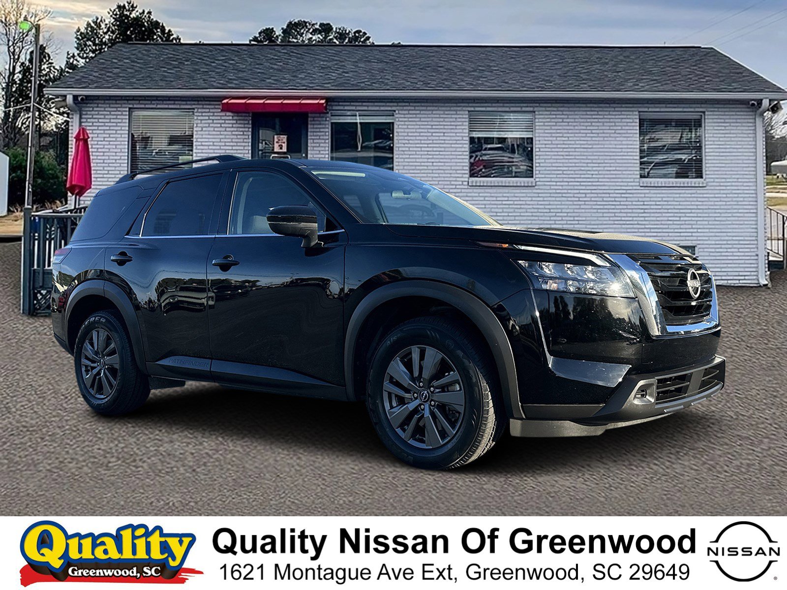 2023 Nissan Pathfinder SV's photo