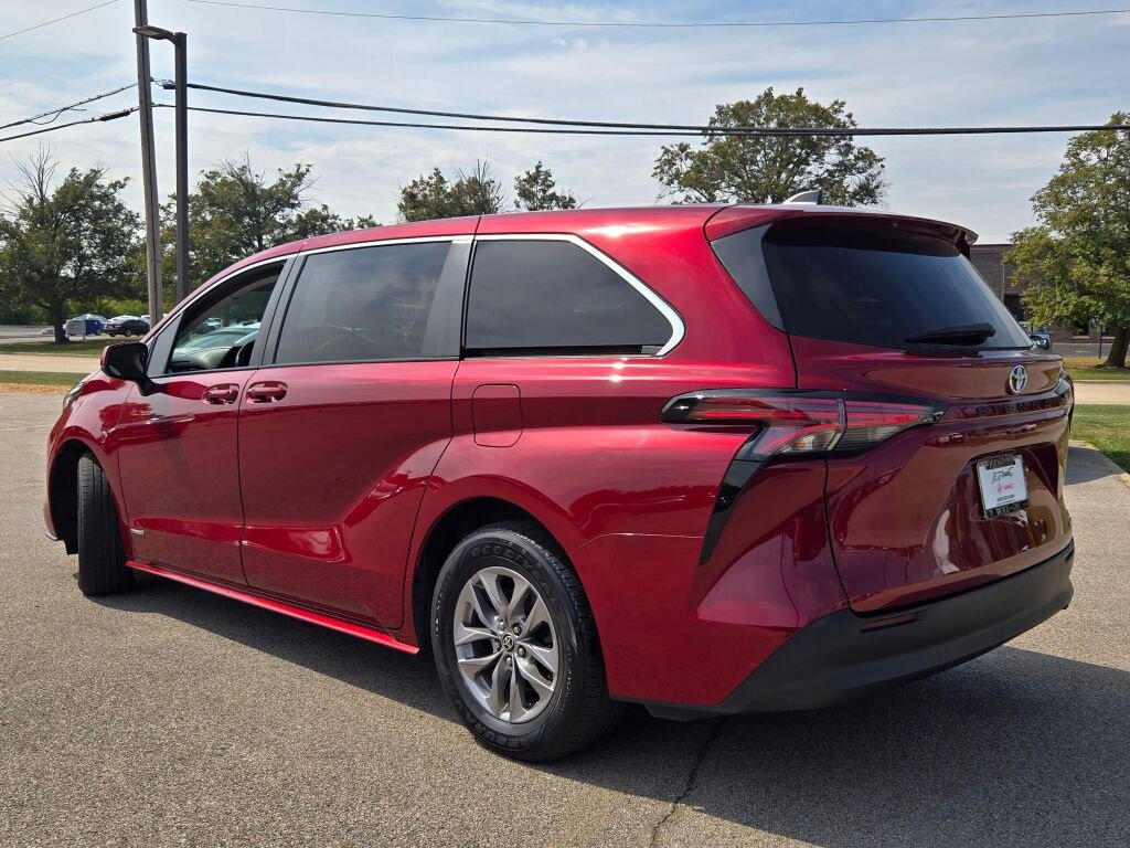 2021 Toyota Sienna LE photo 11