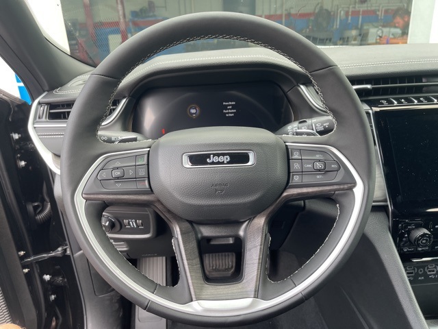 2025 Jeep Grand Cherokee Limited photo 2