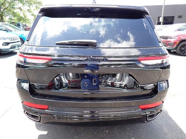 2025 Jeep Grand Cherokee Summit photo 4