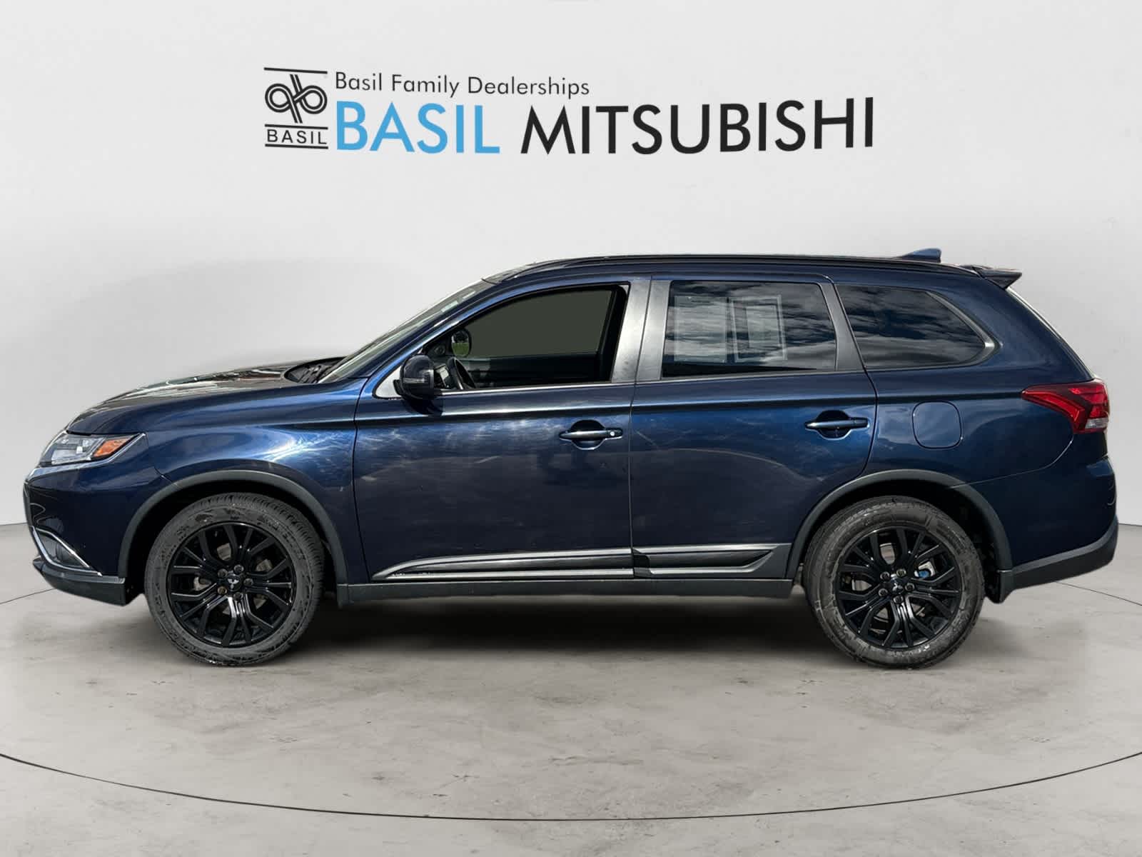 2018 Mitsubishi Outlander LE photo 2