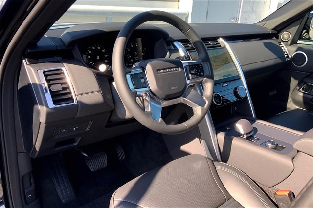 2025 Land Rover Discovery S photo 3