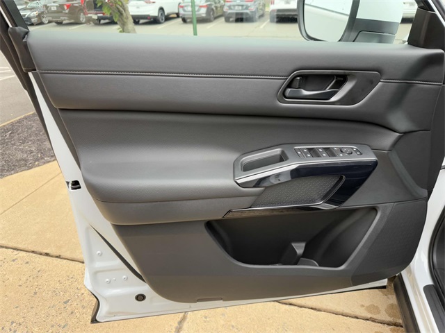 2025 Nissan Pathfinder SV photo 6
